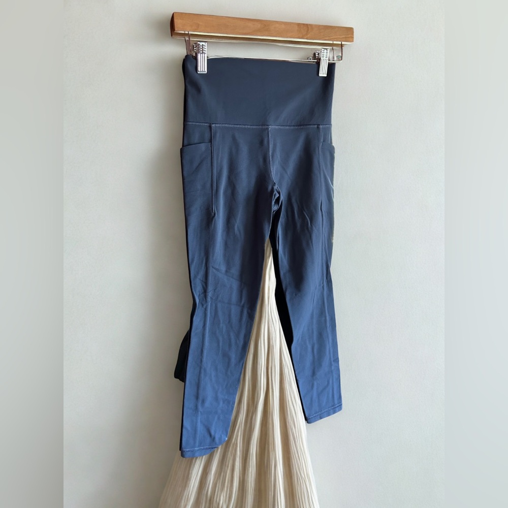 Athleta Salutation Stash 7/8 Blue Leggings